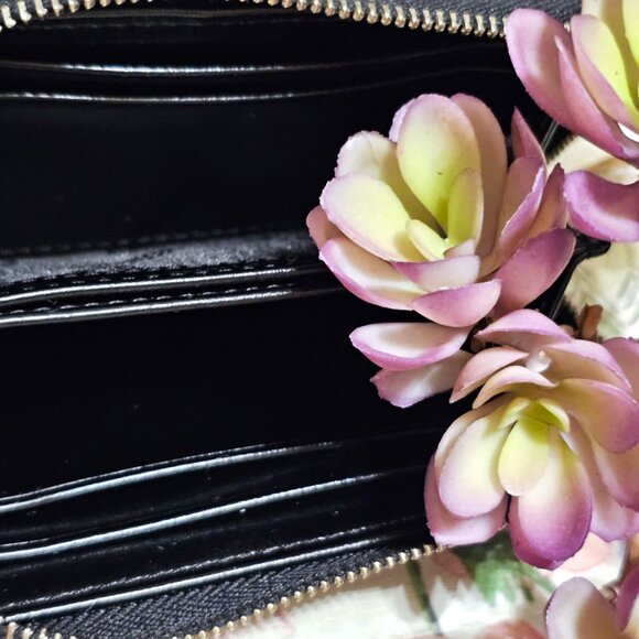 Michael Kors Black Leather Zippered Wallet Card Case. - Picture 7 of 13